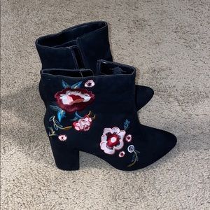 EXPRESS Black Floral Size 8 Boots